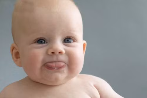 Quá trình phát triển. Mẹ có thể nhận ra rằng bé chảy nhiều dãi khi bé đạt tới mốc phát triển 3 tháng tuổi. Dấu hiệu này được xem như một phần của sự phát triển bình thường ở bé. Mặc dù thường thì 6 tháng bé mới bắt đầu mọc răng nhưng các mầm răng đã phát triển dưới lợi từ trước đó. Đây là nguyên nhân kích hoạt các tuyến nước bọt tiết nhiều hơn.