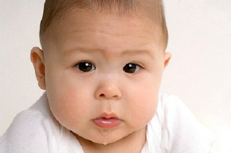 Chứng trào ngược. Ở các bé, van thực quản còn chưa hoàn thiện, có thể đóng - mở bất cứ lúc nào. Đó là lý do các bé dễ bị trào ngược axit, gây nôn trớ. Chảy dãi nhiều sẽ giúp làm dịu thực quản bị kích thích ở bé và có thể giúp bé làm giảm cảm giác nóng rát cổ họng.