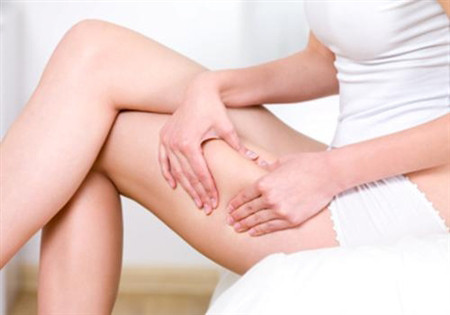 Rạn da là do hoạt động quá nhiều. Khi bạn tăng cân nhanh, cơ thể biến đổi, da bị kéo căng quá mức trong thời gian dài, quá trình sản xuất collagen sẽ bị rối loạn. Da mất đi độ đàn hồi, các mô liên kết bị phá vỡ tạo nên các vết rạn trên da. Đó mới là nguyên nhân chính, đa số xuất hiện ở các trường hợp bị rạn da. Chứ bạn đừng nghĩ việc mình đi nhiều, ngồi nhiều làm cho bạn bị rạn da.