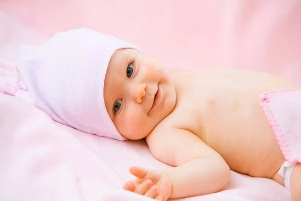 Tự ý giật dây rốn. Khi thấy rốn của con gần rụng, chỉ còn dính một phần rất nhỏ với cuống rốn hoặc rốn con không rụng đúng ngày như dự tính, nhiều người đã tự ý giật hoặc cạy bỏ. Cách làm này có thể gây tổn thương nguy hiểm và nghiêm trọng cho bé.