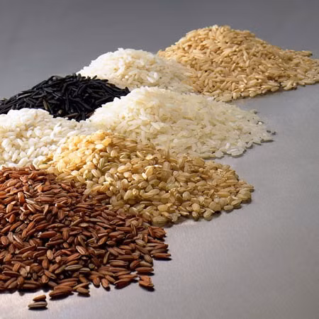 Ngũ cốc hình thành móng tay chắc khỏe. Bia và rượu lúa mạch là hai sản phẩm làm từ ngũ cốc có chứa các phức hợp vitamin B – hay còn gọi là biotin và protein giúp móng chắc khỏe. Rất nhiều loại ngũ cốc có chứa phức hợp carbohydrate, một hoạt chất tác dụng cùng vitamin và khoáng chất để hình thành móng chắc khỏe.