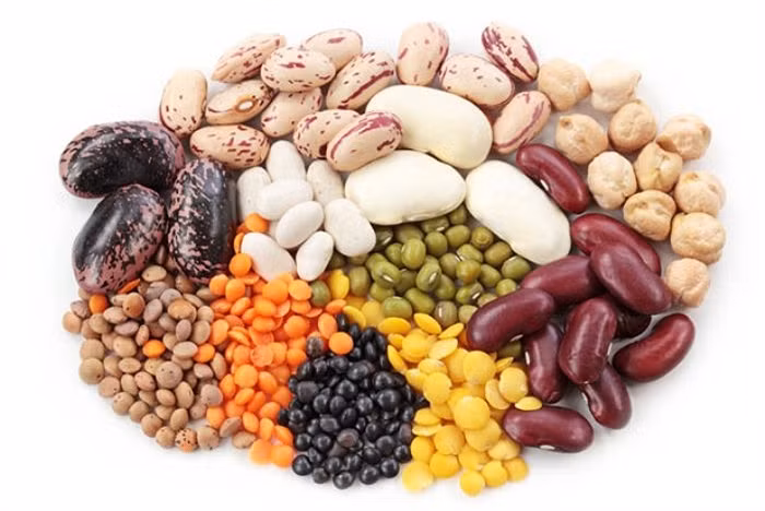 Đậu bảo vệ, nuôi dưỡng móng chắc khỏe. Nếu móng tay bạn nhợt nhạt và dễ gãy, đó là dấu hiệu cơ thể không đủ lượng sắt cần thiết. Đậu và các món ăn từ đậu sẽ giúp bổ sung thêm hàm lượng sắt cho cơ thể và bảo vệ, nuôi dưỡng móng tay chắc khỏe.