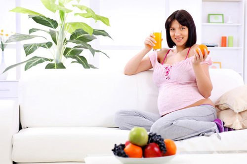 Tốt cho mắt. Bắp ngô cũng giàu beta-carotenoid và folate, cả hai chất này giúp làm chậm quá trình suy thoái điểm vàng liên quan đến tuổi tác. Các nhà khoa học phát hiện thấy, beta-carotenoid trong bắp khi đi vào cơ thể sẽ chuyển thành vitamin A với tỷ lệ cao hơn so với những loại rau củ khác. Mà chúng ta biết rằng, Vitamin A rất cần thiết cho "cửa sổ tâm hồn" vì nó giúp sáng mắt. Vitamin A cũng rất tốt cho đôi mắt của thai nhi trong bụng mẹ nữa.
