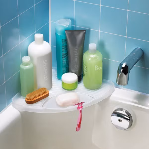 Dùng dầu gội quá hạn sử dụng. Thông thường, tuổi thọ của một chai dầu gội đầu là từ hai đến ba năm. Tuy nhiên, khi đã để quá lâu thì dầu gội đầu sẽ bị giảm hẳn hiệu quả ban đầu. Ngay khi thấy mùi hoặc màu sắc lạ, bạn nên thay dầu gội đầu.