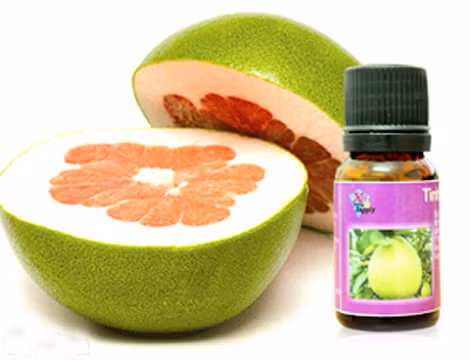 Massge tóc với tinh dầu bưởi. Sau khi ăn bưởi, bạn nên giữ lại vỏ và bóp nhẹ lấy tinh dầu. Dùng tinh dầu bưởi massage có tác dụng làm mềm da đầu, kích thích mọc tóc, tóc sẽ đen bóng và mượt.