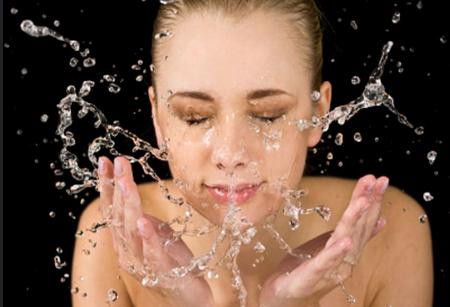 Không chà xát da khi rửa mặt. Thông thường, khi rửa mặt phái đẹp đều có thói quen massage làn da cùng sửa rữa mặt. Tuy nhiên, việc chà xát mạnh hoặc massage quá lâu có thể gây kích ứng và làm da tiết nhiều dầu thêm. Nếu mụn không bị sưng tấy, bạn có thể dùng loại kem dành riêng cho da bị mụn nhằm đào thải các tế bào chết, giúp lỗ chân lông thông thoáng, nhanh chóng làm cho da hết mụn.