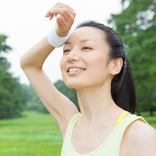 Mặc dù việc lau mồ hôi là rất tốt vì nó hạn chế tình trạng lỗ chân lông tắc, nhưng nếu chạm tay vào mặt, bạn lại tiếp tục để vi khuẩn tấn công lên vùng da đó. Cách tốt nhất là sử dụng một chiếc khăn trang điểm và giặt sạch hàng ngày để có thể mang theo khi tới văn phòng.