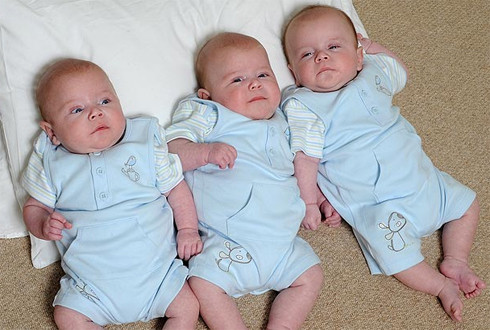 Nếu sự phân chia diễn ra muộn hơn, từ khoảng ngày thứ 5 đến ngày thứ 10 sau khi thụ thai thì hai bé vẫn phát triển riêng biệt nhưng không đồng đều nhau, một thai có thể phát triển to béo, đôi khi phù nề, tăng hồng cầu; trong khi thai còn lại thì còi cọc, thiếu máu, thậm chí có thể teo và chết đi. Thường có sự thông thương tuần hoàn giữa hai thai nhi, do đó máu đến nuôi có thể dồn hẳn về một thai nhi, trong khi thai kia thì rất ít hoặc không được nuôi dưỡng.