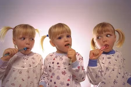 Đa thai một trứng luôn cùng giới tính, giống y nhau về mặt di truyền và có đặc điểm sinh học rất giống nhau. Tuy vậy, trẻ đa thai cùng trứng vẫn có thể có các điểm khác biệt do môi trường ngoài gây ra, thí dụ như do mạch máu trong bánh nhau phân phối không đều cho các thai khiến một thai phát triển hơn thai kia.