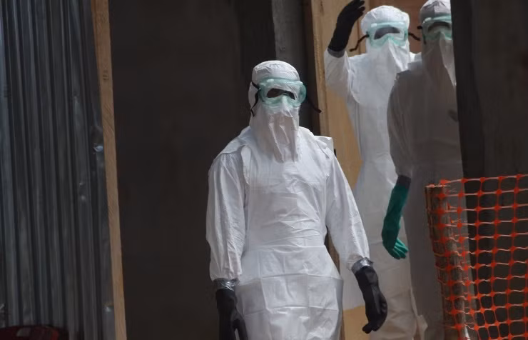 Nhân viên y tế chống chọi với dịch Ebola ở Tây Phi.