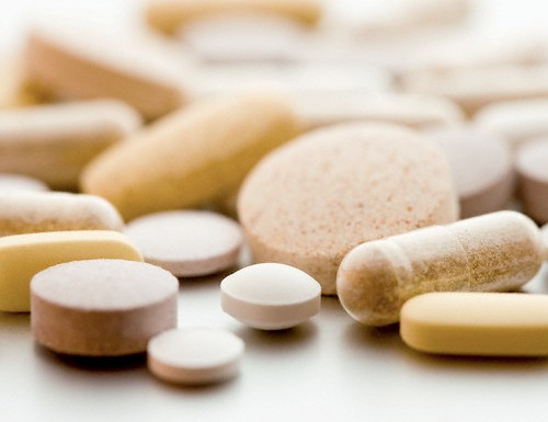 Do sử dụng một số loại thuốc: Các loại thuốc điều hòa nội tiết, thuốc tránh thai, các dụng cụ tránh thai cũng có thể gây ra kinh nguyệt không đều. Ngoài ra trong quá trình mang thai xuất hiện dị thường chảy máu cũng có thể bị nhầm lẫn là kinh nguyệt không đều.