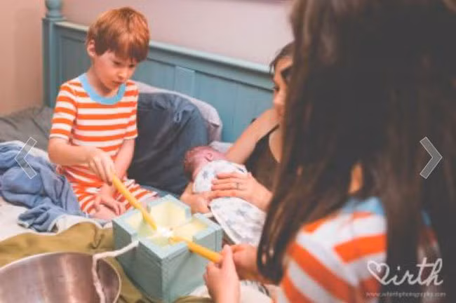 Mất khoảng 20 phút, sợi dây rốn đã hoàn toàn đứt rời.