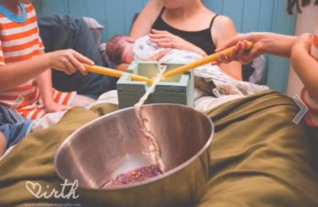 Chồng của Ellen đã chuẩn bị một chiếc hộp gỗ để đựng dây rốn, ở dưới có một ngọn nến nhỏ. Trong quá trình thực hiện, hai bé lớn thay phiên nhau dùng nến sáp thơm để đồn trong khi bé Alder vẫn nằm trong vòng tay mẹ và bú một cách ngon lành.