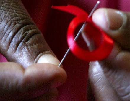 Đại dịch HIV/AIDS. Kể từ khi xuất hiện vào những năm 1970, HIV đã lây nhiễm sang 60 triệu người và khiến khoảng 30 triệu người tử vong. Hiện châu Phi là quốc gia có số người nhiễm HIV cao nhất thế giới, với 70% số người nhiễm HIV trên toàn thế giới tập trung tại châu lục này. Theo Ngân hàng thế giới, tăng trưởng kinh tế trên toàn châu Phi cũng bị kéo xuống từ 2-4% mỗi năm do đại dịch HIV/AIDS, khiến quốc gia này đã nghèo lại càng nghèo hơn.