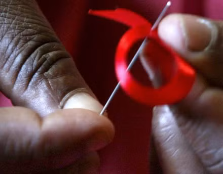 Đại dịch HIV/AIDS. Kể từ khi xuất hiện vào những năm 1970, HIV đã lây nhiễm sang 60 triệu người và khiến khoảng 30 triệu người tử vong. Hiện châu Phi là quốc gia có số người nhiễm HIV cao nhất thế giới, với 70% số người nhiễm HIV trên toàn thế giới tập trung tại châu lục này. Theo Ngân hàng thế giới, tăng trưởng kinh tế trên toàn châu Phi cũng bị kéo xuống từ 2-4% mỗi năm do đại dịch HIV/AIDS, khiến quốc gia này đã nghèo lại càng nghèo hơn.