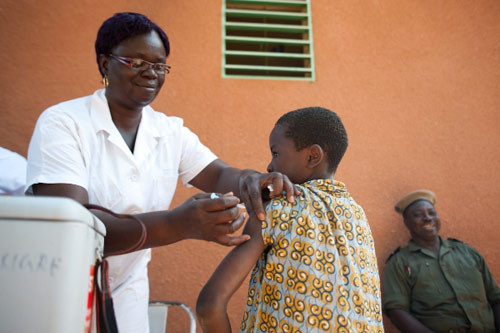 Viêm màng não. Bệnh viêm màng não được cho là xuất hiện tại châu Phi hơn 100 năm qua tạo nên vành đai viêm màng não kéo dài qua 21 quốc gia từ Ethiopia ở khu vực Đông Phi tới Mauritania ở Tây Phi. Tại một số quốc gia trong khu vực vành đai viêm màng não, tỷ lệ nhiễm bệnh cao đến mức 1000 người trên 100.000 dân. Trong đó các em nhỏ là đối tượng dễ bị tấn công nhất.
