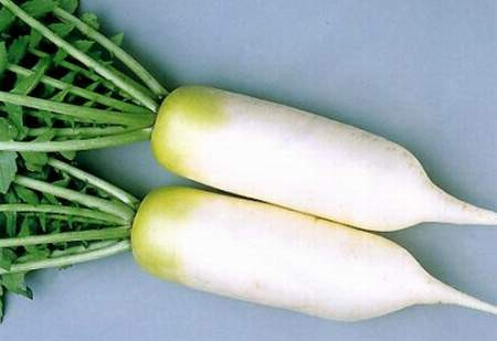 Nước ép củ. Thật đáng ngạc nhiên khi những món nước ép quái chiêu như nước ép củ hành tây, nước ép gừng hay nước ép tỏi có thể giúp chân tóc bạn trở nên chắc khỏe, chân tóc se khít lại giảm thiểu nguy cơ rụng tóc. Bạn chỉ cần xát một trong các loại nước ép lên da đầu, để qua đêm và gội lại sạch vào sáng hôm sau.