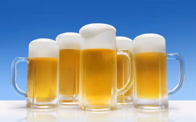 Trứng và bia. Trứng và bia là biện pháp chăm sóc tóc được các chuyên gia khuyên bạn nên dùng để nuôi dưỡng mái tóc từ bên trong. Trộn đều 1/4 ly bia với một quả trứng, sau đó bôi đều chúng lên tóc. Ủ tóc trong khăn từ 10 - 15 phút, sau đó xả sạch tóc với nước.