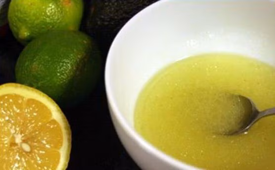 Dầu dừa và chanh chữa tóc bạc sớm rất hiệu quả. Trộn dầu dừa và một chút chanh và massage đầu với hỗn hợp hàng ngày, trong khoảng 15 phút. Các công thức được biết đến là rất có lợi cho việc điều trị tóc bạc và cũng cho lợi ích lâu dài về độ bền, sức mạnh cũng như làm tóc nhanh dài hơn. Nhiều người áp dụng thành công và kết quả là tóc đen mượt khi lên đến độ tuổi 60-70 năm bằng cách sử dụng phương pháp này.