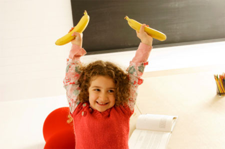 Chuối: 3 loại đường thiên nhiên trong chuối là Sucrore, Flucore, Glucose kết hợp với chất xơ có khả năng làm gia tăng năng lượng tức thời cho cơ thể bé. So với táo, chuối có hàm lượng chất đạm cao gấp 4, vitamin A và chất sắt gấp 5 lần, với các chất khoáng khác được coi là gấp đôi.