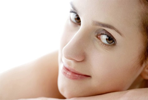 Xóa mờ sẹo. Rửa những vết sẹo hàng ngày với nước dừa và để khô. Lặp lại ba đến bốn lần và sau đó rửa sạch với nước lạnh. Bạn có thể áp dụng phương pháp này bốn lần một ngày để có kết quả tốt nhất. Phương pháp này thậm chí có thể chữa khỏi những vết sẹo mụn trứng cá.