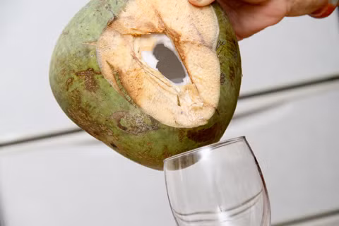 Giúp giảm cân. Nếu bạn đang cố gắng giảm cân, nước dừa là một trong những loại nước tốt nhất bạn có thể uống. Thay vì các loại sinh tố hay đồ uống nhiều calo, nước dừa là lựa chọn tuyệt vời nhất nếu bạn muốn một loại nước vừa tự nhiên, vừa ngon, giúp cơ thể khỏe và đẹp. Nước dừa rất giàu chất dinh dưỡng, có thể thúc đẩy quá trình trao đổi chất bằng cách cung cấp nhiều oxy hơn cho cơ thể.