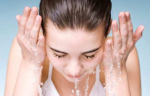 Rửa mặt bằng nước dừa thường xuyên cũng có thể loại bỏ mụn trứng cá, đốm đen, nếp nhăn và nhược điểm trên da. Mụn trứng cá cứng đầu cũng có thể được điều trị bằng cách làm một hỗn hợp với 25 gram bột nghệ trộn với một ly nước dừa. Để hỗn hợp này qua đêm, sau đó thêm 3 muỗng cà phê bột gỗ đàn hương đỏ và khuấy đều tất cả các thành phần lên. Hãy bảo quản cẩn thận hỗn hợp này trong 3 ngày. Lọc dung dịch và thoa lên mặt cho đến khi mụn biến mất.