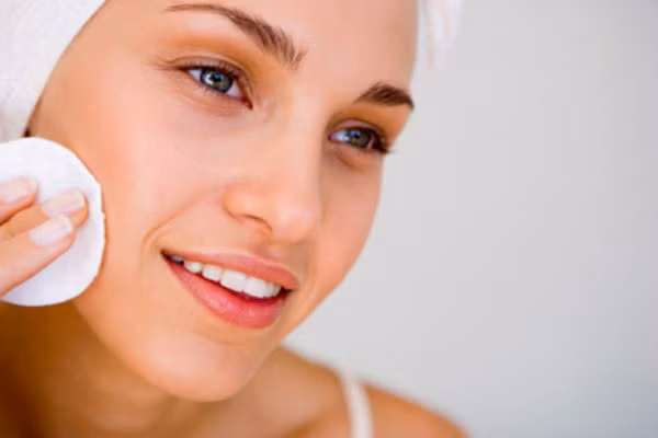 Làm sáng da. Để da sáng và rạng rỡ nhanh chóng, bạn rửa mặt bằng nước dừa mỗi ngày giúp da mịn màng, săn chắc. Có thể nhỏ thêm vài giọt chanh vào nước dừa rồi thoa đều lên mặt. Để 5 phút rồi rửa lại bằng nước. Mặt nạ này giúp da bạn được dưỡng ẩm, sạch và sáng.