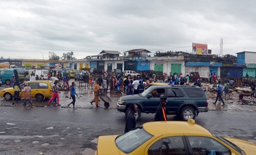 Dòng người qua lại một khu chợ ở Monrovia, nhiều cửa hàng đã đóng cửa theo lệnh của chính phủ để giảm nguy cơ lây nhiễm Ebola. Ảnh: AFP