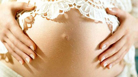 Tỏi giúp xóa mờ vết rạn da. Phụ nữ, đặc biệt là những người hay tăng giảm cân thất thường và sau khi sinh nở thường luôn mong muốn thoát khỏi những vết rạn da xấu xí. Thậm chí sau khi thoa những loại kem chuyên dụng hay đến những spa làm đẹp thì những vết rạn ngoan cố này vẫn khó lòng biến mất hoàn toàn được. Nếu vậy, hãy thử tỏi xem. Nó vô cùng hiệu quả và bạn chỉ cần thoa nước ép tỏi lên vết rạn da mà thôi.