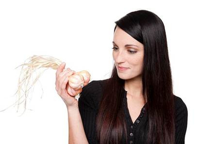 Mặt nạ dưỡng tóc: cần chuẩn bị một thìa tinh dầu vitamin A, E, một thìa mật ong, một thìa tinh dầu ôliu. Cùng với 1-2 nhánh tỏi tươi, một lòng đỏ trứng gà. Trộn đều tất cả những hỗn hợp này với nhau, thoa lên tóc từ chân tóc đến ngọn tóc, dùng khăn lớn ủ xung quanh mái tóc. Khoảng 30 phút sau thì gội sạch lại. Loại mặt nạ này có tác dụng giúp tóc đen óng, khỏe mạnh, giảm thiểu lượng tóc gãy rụng.