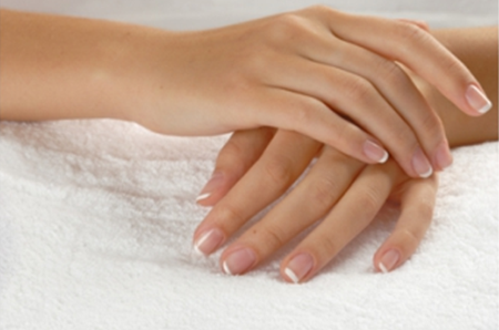 Bảo vệ bộ móng: rắc rối lớn nhất mà bộ móng thường gặp phải là móng giòn, dễ gãy, “tuổi thọ” của móng ngắn. Muốn kéo dài “tuổi thọ” của bộ móng bạn hãy dùng tỏi tươi, cắt lớp bề mặt, chà xát lên bề mặt móng. Làm tương tự một vài lần bạn sẽ cảm nhận được sự khác biệt.