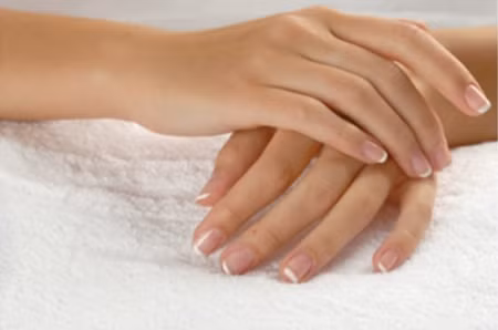 Bảo vệ bộ móng: rắc rối lớn nhất mà bộ móng thường gặp phải là móng giòn, dễ gãy, “tuổi thọ” của móng ngắn. Muốn kéo dài “tuổi thọ” của bộ móng bạn hãy dùng tỏi tươi, cắt lớp bề mặt, chà xát lên bề mặt móng. Làm tương tự một vài lần bạn sẽ cảm nhận được sự khác biệt.