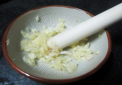 Tỏi giúp chống lão hóa. Tại sao bạn phải tiêu tốn hàng đống tiền vào các loại kem chống lão hóa đắt tiền khi bạn có thể sử dụng ngay tỏi? Loại mỹ phẩm thiên nhiên này vô cùng hiệu quả trong việc giúp bạn chống lại các nếp nhăn trên khuôn mặt. Hãy thêm vài giọt nước ép tỏi vào các loại mặt nạ của bạn và sử dụng 1 lần 1 tuần.