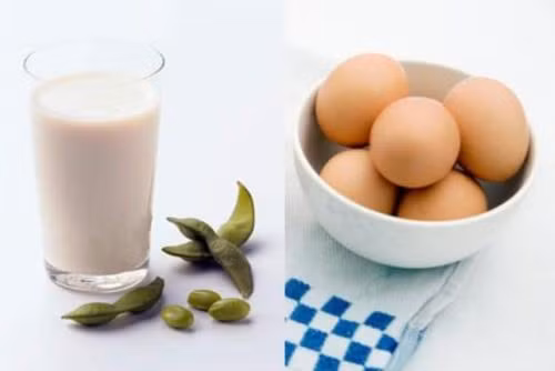 Uống sữa đậu nành với trứng. Theo thói quen, nhiều người thích cho trứng vào sữa đậu nành, và nghĩ rằng nó có nhiều dinh dưỡng. Tuy nhiên, một thói quen như vậy là không khoa học. Bởi vì trong sữa đậu nành có một chất đặc biệt gọi là trypsin, khi kết hợp với protein trong lòng trắng trứng sẽ dẫn đến làm giảm giá trị dinh dưỡng.