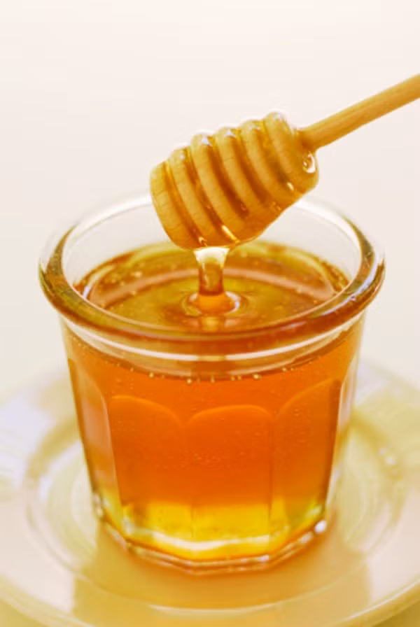 Mật ong. Dùng mật ong trong năm đầu tiên có thể khiến bé gặp rắc rối. Mật ong chứa lượng đường rất lớn và chứa bào tử của Clostridium botulinum có thể gây ngộ độc, táo bón, hôn mê.