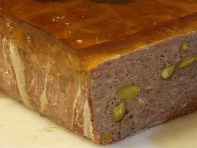 Pate. Không nên cho bé ở tuổi tập ăn dặm ăn pate vì trong pate có nguy cơ nhiễm vi khuẩn listeria rất cao, loại vi khuẩn này sẽ hình thành bệnh listeriosis – có thể nói nó là một dạng ngộ độc thực phẩm.
