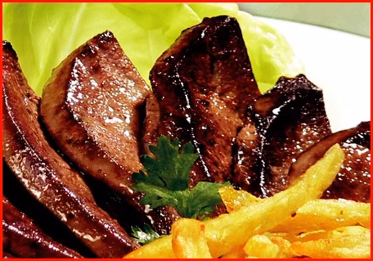 Gan động vật. Gan động vật là một món ăn ngon, có nhiều chất dinh dưỡng, lại có thể bổ sung thêm sắt, các mẹ thường luộc hoặc xào cho các bé ăn. Thực ra, gan là cơ quan giải độc lớn nhất của động vật, tất cả các chất độc hại trong cơ thể đều được lá gan xử lý, vì vậy trong gan cũng chứa rất nhiều độc tố.