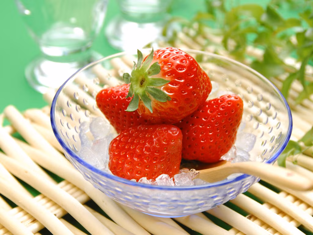 Dâu. Những trái dâu ngọt ngào, giàu vitamin nên được thêm vào thực đơn của gia đình, nhưng không phải của bé. Dâu không chỉ chứa nhiều axit ảnh hưởng rất lớn đến bao tử bé mà còn có thể gây kích ứng như nổi sảy.