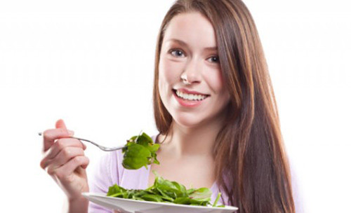 Chỉ ăn thực phẩm giàu chất xơ. Rất nhiều chị em vì muốn theo đuổi cái đẹp, giữ gìn vóc dáng nên chọn cho mình thực đơn ăn uống hạn chế thịt nhất có thể. Điều này dẫn đến dinh dưỡng trong cơ thể không đầy đủ và ảnh hưởng tới nội tiết tố bên trong. Đối với nam giới, thói quen này cũng ảnh hưởng tới chất lượng của tinh trùng. Nếu muốn sinh bé, hai vợ chồng cần đặc biệt chú ý tới chế độ ăn uống của mình.