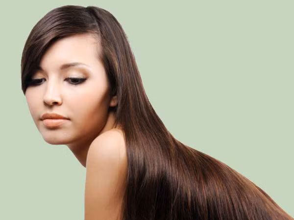 Đối với tóc nhuộm lại cần dùng loại dầu xả có chứa nhiều protein để tăng độ khỏe và sức chịu đựng hóa chất cho tóc. Bởi khi nhuộm tóc, lớp biểu bì phải hoạt động đóng mở hết công suất để tiếp nhận màu sắc, việc này sẽ khiến tóc bị yếu đi và dễ xơ rối, gãy rụng theo thời gian.