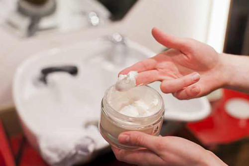 Dùng dầu xả nào cũng như nhau cả. Nghiên cứu cho thấy, tóc sợi mảnh và nhỏ thích hợp với loại dầu xả có tác dụng làm dày cho thân tóc. Còn tóc sợi dày và to bản lại phù hợp với loại xả chứa axit béo (chứa nhiều trong dầu dừa, dầu quả hạnh nhân) có tác dụng tăng độ óng mượt và giảm khô rối cho tóc. Tóc quăn thường khô và xơ hơn tóc thẳng vì dầu từ da đầu khó cung cấp tới chân tóc hơn. Vì thế, nó cần loại dầu xả giúp tăng cường độ ẩm và giảm xơ rối.