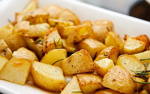 Giảm béo. Thường xuyên ăn khoai tây sẽ giúp bạn quên đi nỗi lo về lượng mỡ tích tụ trong cơ thể, bởi khoai tây chỉ chứa 0,1% chất béo, là một trong những thực phẩm có hàm lượng chất béo thấp nhất. Với những người ăn kiêng để giảm cân, khoai tây sẽ là lựa chọn hàng đầu.