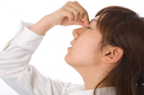 Mũi. Mũi có vẻ đẹp theo thời hạn, giai đoạn mũi đẹp nhất là từ 20-45 tuổi. Sau 45 tuổi, mỗi sáng thức dậy đều thấy mũi sa xuống, hình dáng mũi thay đổi, sống mũi tẹt xuống và mũi có vẻ to hơn trước. Điều này là do mũi thu co giống như các mô mềm khác (da, chất béo). Chuyên gia khuyến nghị nên tránh ánh nắng, không hút thuốc để thức tỉnh tái sinh tế bào bảo vệ da.