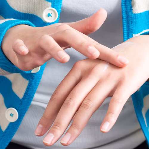 Tay. Vùng da tay tưởng như không quan trọng nhưng nó chính là bộ phận tố cáo vẻ ngoài già nua của bạn nhanh nhất nếu bạn lãng quên chăm sóc. Nếu bảo vệ tay cẩn thận thì lão hóa sẽ chậm hơn, bằng chứng là sau 50 tuổi da tay mới xuất hiện vết sạm, chàm và nhăn. Vì vậy hàng ngày nên đảm bảo da không bị khô và hứng chịu nắng gió quá nhiều để giữ nét thanh xuân lâu dài hơn.