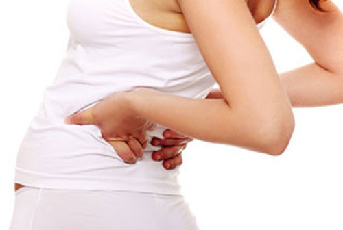 Lưng. Sức mạnh cơ bắp của phụ nữ cứ 10 năm lại suy giảm 10% - 20%, khi bước qua tuổi 35, sẽ thường xuất hiện cảm giác khó chịu ở các khớp và sự suy thoái như loãng xương, bệnh ở cột sống cổ. Vì vậy, sau tuổi 40, phụ nữ phải dành rất nhiều thời gian để chống trọi với bệnh đau lưng. Đặc biệt những chị em thường xuyên đi giày cao gót, thừa cân khiến dây chằng giãn và lưng dễ bị cong, đau mỏi.