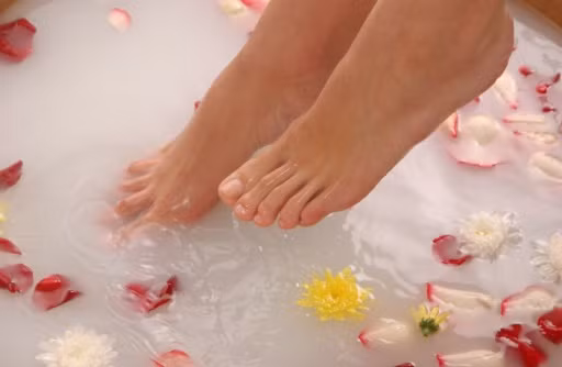 Chân. Nguy cơ bị viêm xương khớp của những người thường xuyên đi giày cao gót cao gấp đôi đàn ông, do 60% áp lực cơ thể đều đặt ở ngón chân, lâu dần có thể gây vẹo ngón chân. Đi giày cao gót quá lâu còn khiến khớp gối, cột sống bị ảnh hưởng xấu, gây ra chứng tăng trưởng xương hoặc thoát vị đĩa đệm. Khi chọn giày, phải chú ý tới lực đệm.