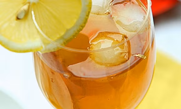 Trà mật ong: Trà mật ong có thể dùng làm thức uống hằng ngày dành cho thực đơn giảm cân của bạn. Công thức trà và mật ong hỗ trợ cơ thể giảm lượng chất béo thừa và bảo vệ cơ thể trước nguy cơ lão hóa rất tốt. Hãy áp dụng trà mật ong ấm vào buổi sáng với 1 thìa mật ong vào tách trà 150ml của bạn. Để thay đổi hương vị bạn có thể thêm lát chanh tươi vào để thưởng thức. Chú ý là bạn không nên pha mật ong vào nước trà khi còn nóng nhé!, nó sẽ làm phá hủy dưỡng chất trong mật ong.