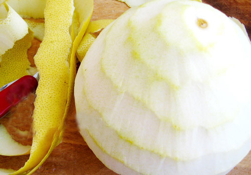 Trà bưởi và mật ong. Trà bưởi mật ong là một trong những món trà giảm cân cực kỳ hiệu quả khi bạn dùng thường xuyên . Đặc tính thanh mát, chứa nhiều axit và vitamin của bưởi giúp hệ tiêu hóa của bạn hoạt động tốt hơn. Ngoài ra, bưởi còn có tác dụng phân giải chất béo dư thừa và chất cặn bã ra ngoài cơ thể, do đó giúp tiêu mỡ. Món trà trở nên ngọt thanh, dễ uống thơm ngon và giảm cân hiệu quả hơn khi có thêm mật ong và đường phèn.