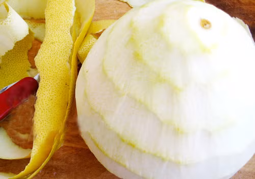 Trà bưởi và mật ong. Trà bưởi mật ong là một trong những món trà giảm cân cực kỳ hiệu quả khi bạn dùng thường xuyên . Đặc tính thanh mát, chứa nhiều axit và vitamin của bưởi giúp hệ tiêu hóa của bạn hoạt động tốt hơn. Ngoài ra, bưởi còn có tác dụng phân giải chất béo dư thừa và chất cặn bã ra ngoài cơ thể, do đó giúp tiêu mỡ. Món trà trở nên ngọt thanh, dễ uống thơm ngon và giảm cân hiệu quả hơn khi có thêm mật ong và đường phèn.